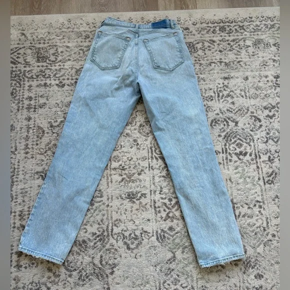 A&F Ultra High Rise 90s Straight Jean - Picture 2 of 3